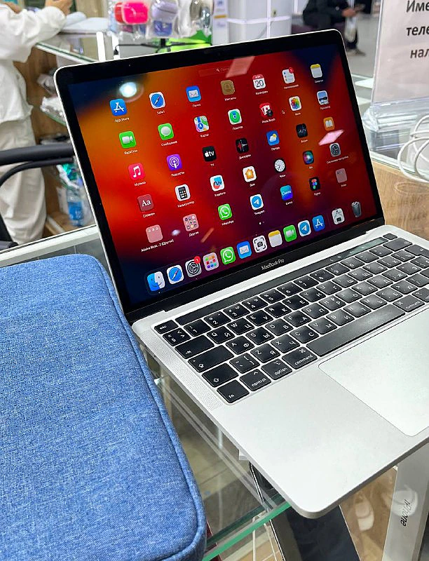 За работой, MacBook